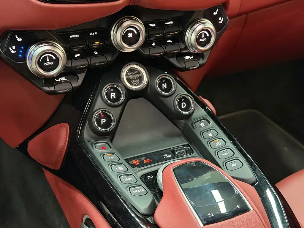 Aston Martin V8 Vantage — миниатюра 11