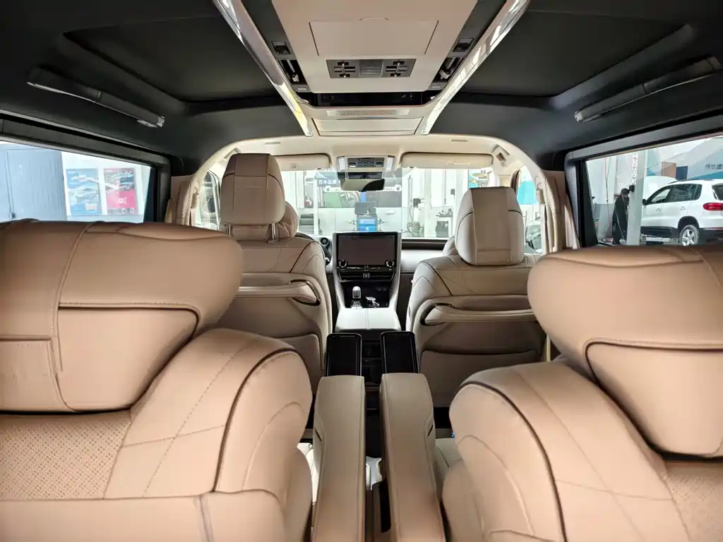 Toyota Alphard — миниатюра 9