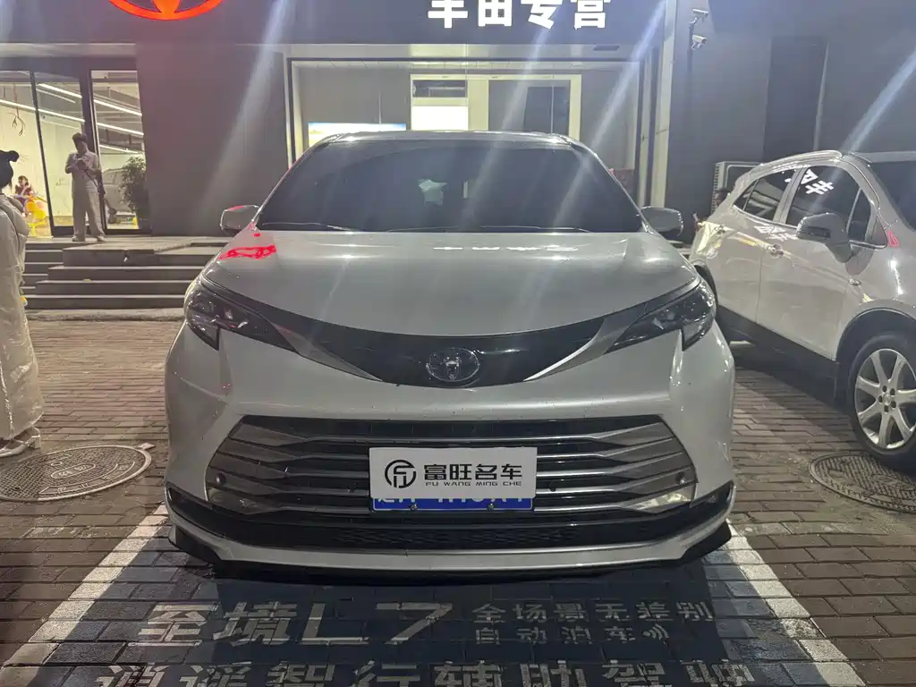 Toyota Sienna — миниатюра 3