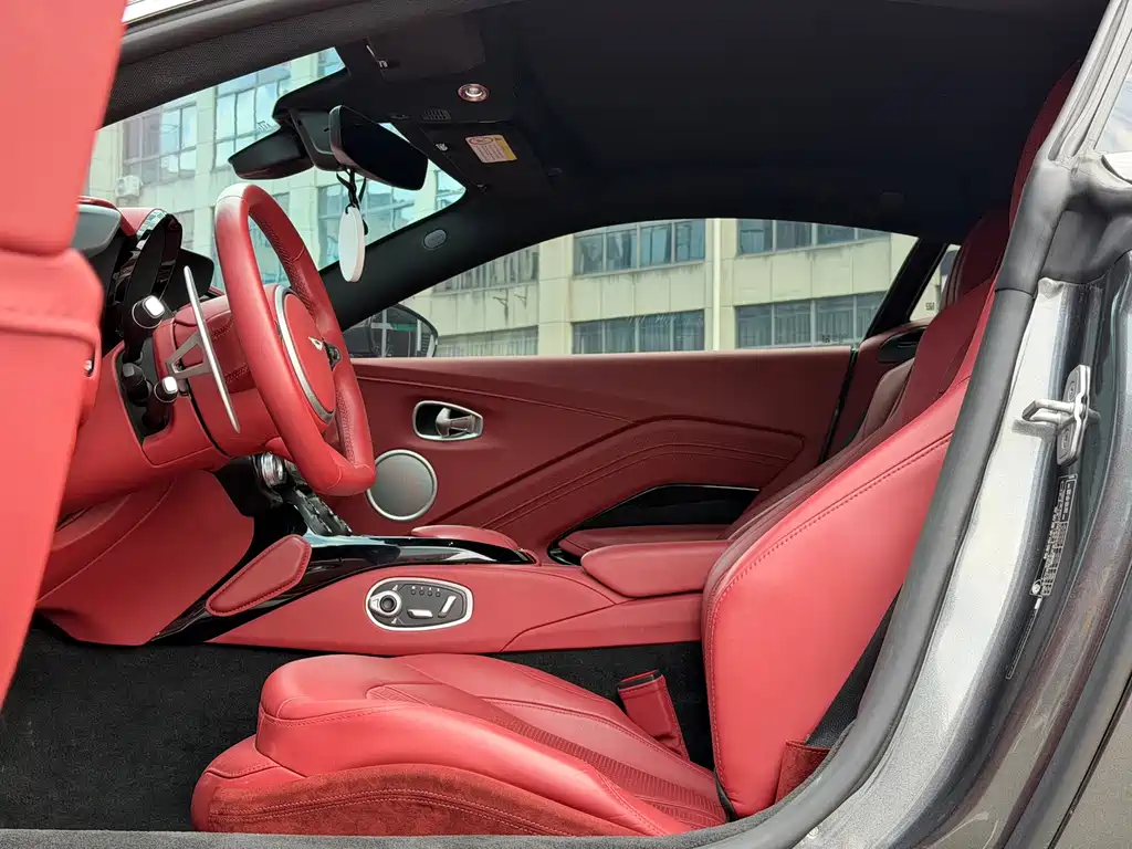 Aston Martin V8 Vantage — миниатюра 6