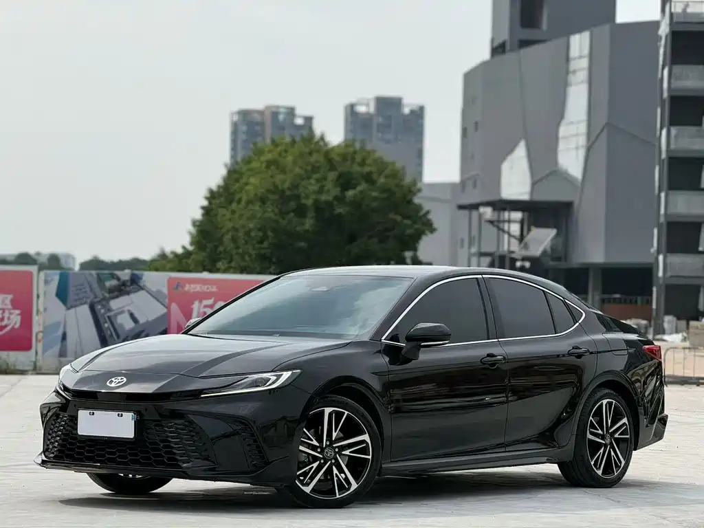 2025 Toyota Camry - zdjęcie 1 z 9