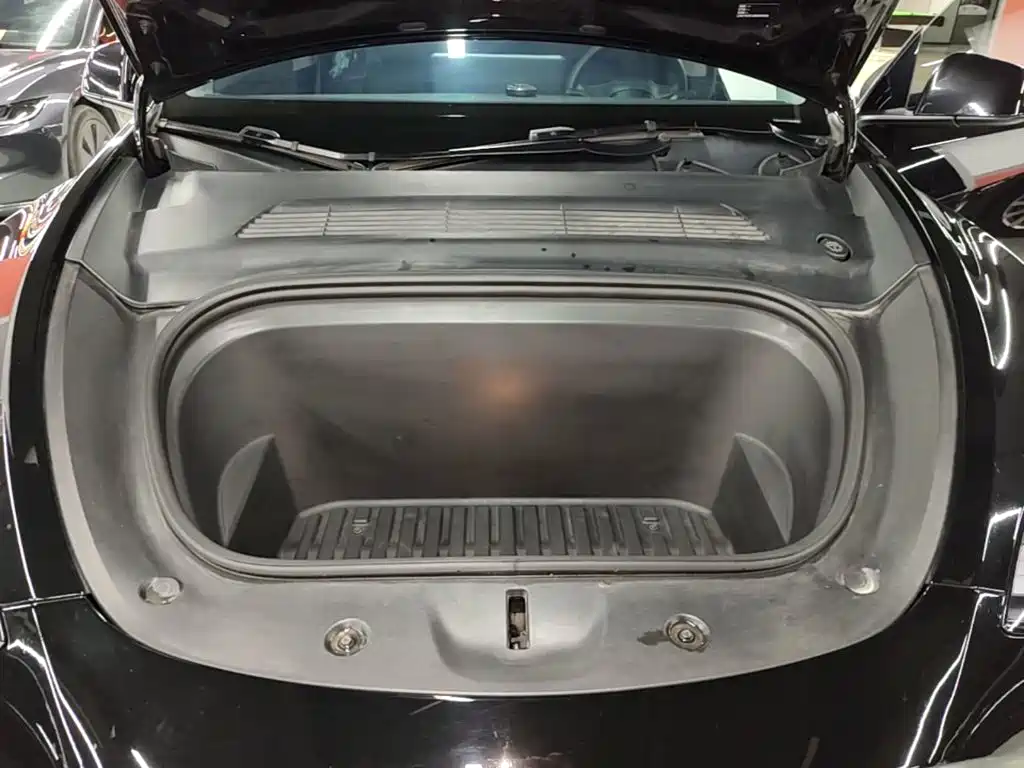 Tesla Model Y — миниатюра 20