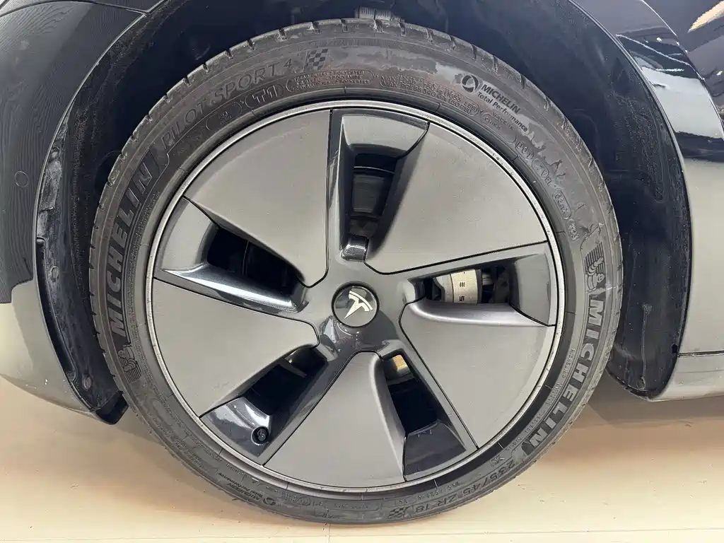 Tesla Model 3 — миниатюра 9