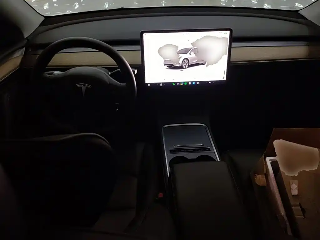 Tesla Model Y — миниатюра 10