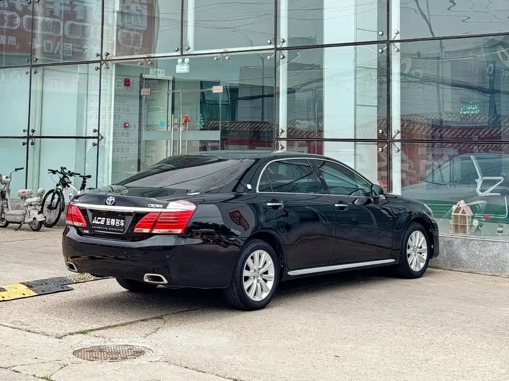 Toyota Crown — миниатюра 4