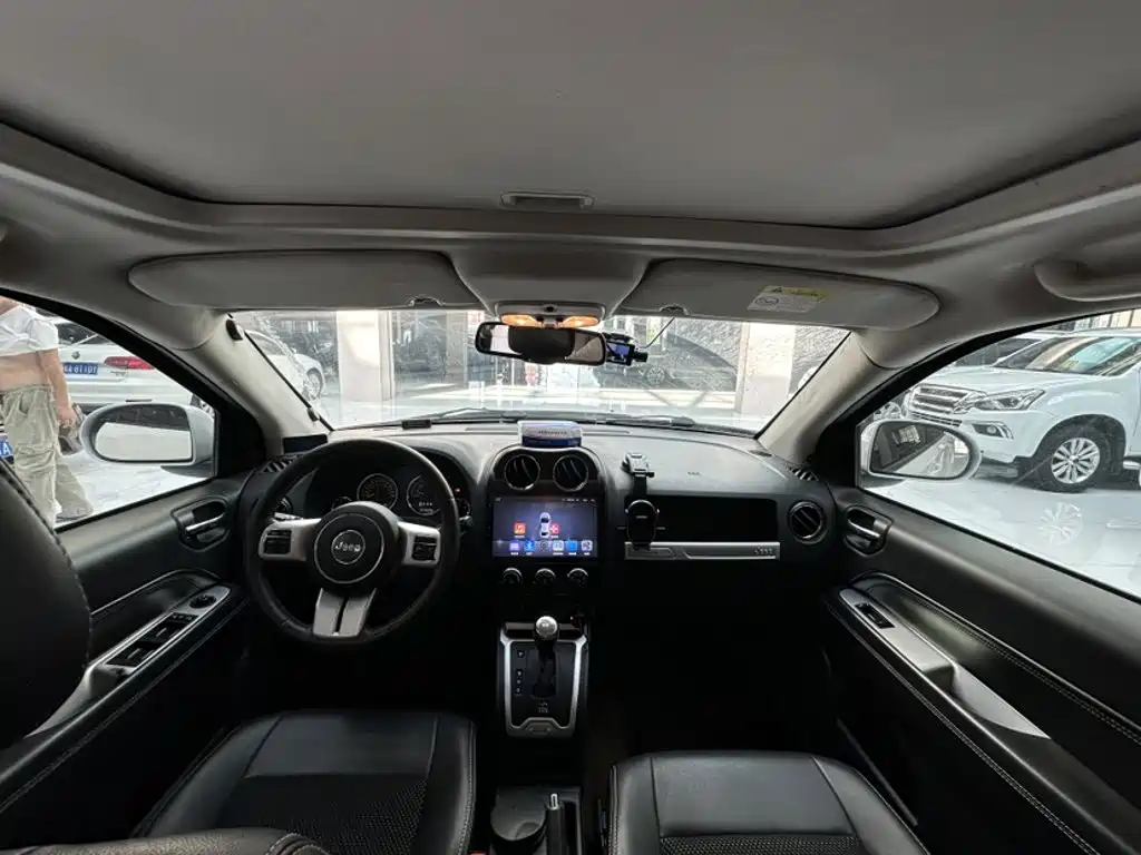 Jeep Compass (Import) — миниатюра 8