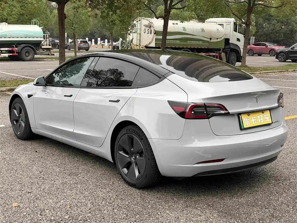 Tesla Model 3 — миниатюра 7