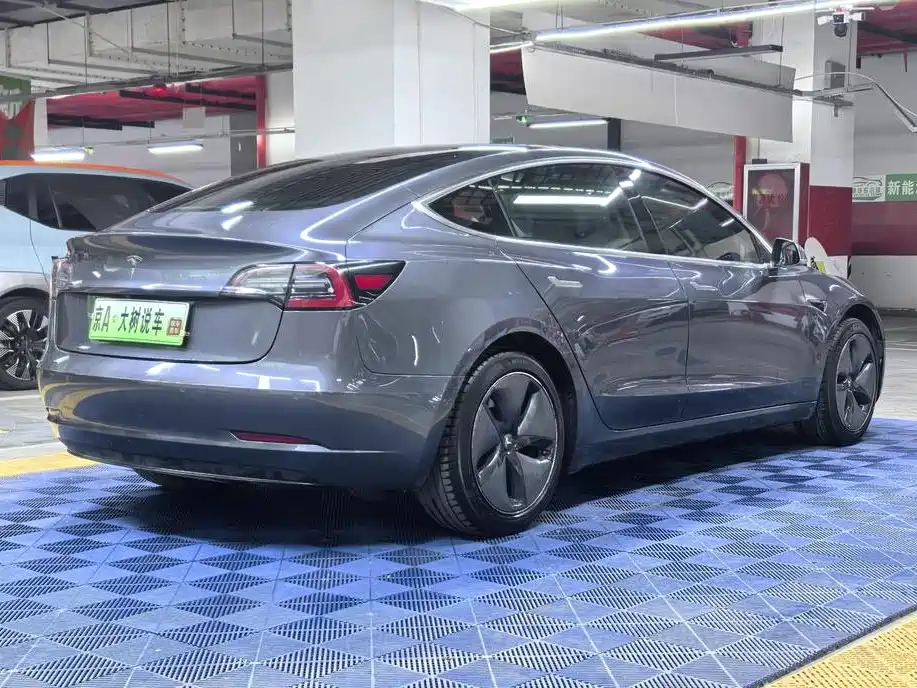 Tesla Model 3 — миниатюра 7