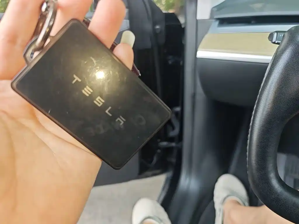 Tesla Model Y — миниатюра 9