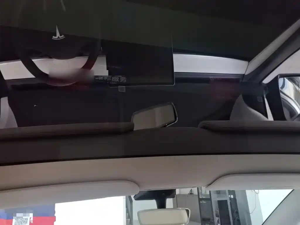 Tesla Model Y — миниатюра 18