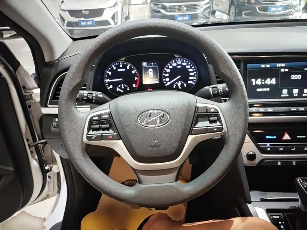 Hyundai Elantra — миниатюра 11