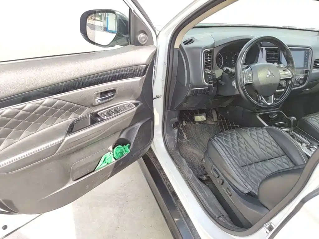 Mitsubishi Outlander — миниатюра 16