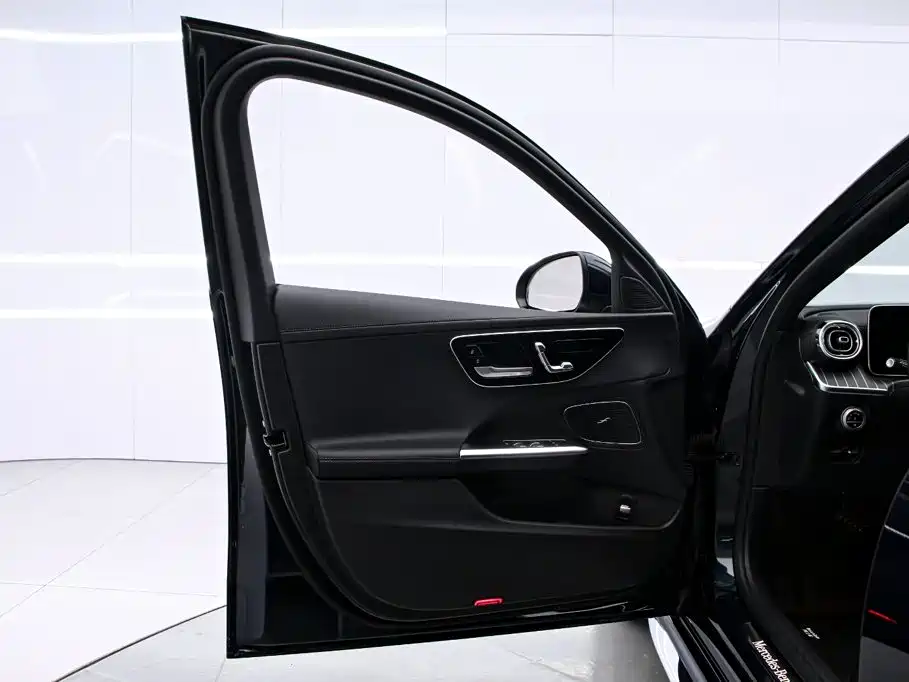 Mercedes-Benz C-Class — миниатюра 12
