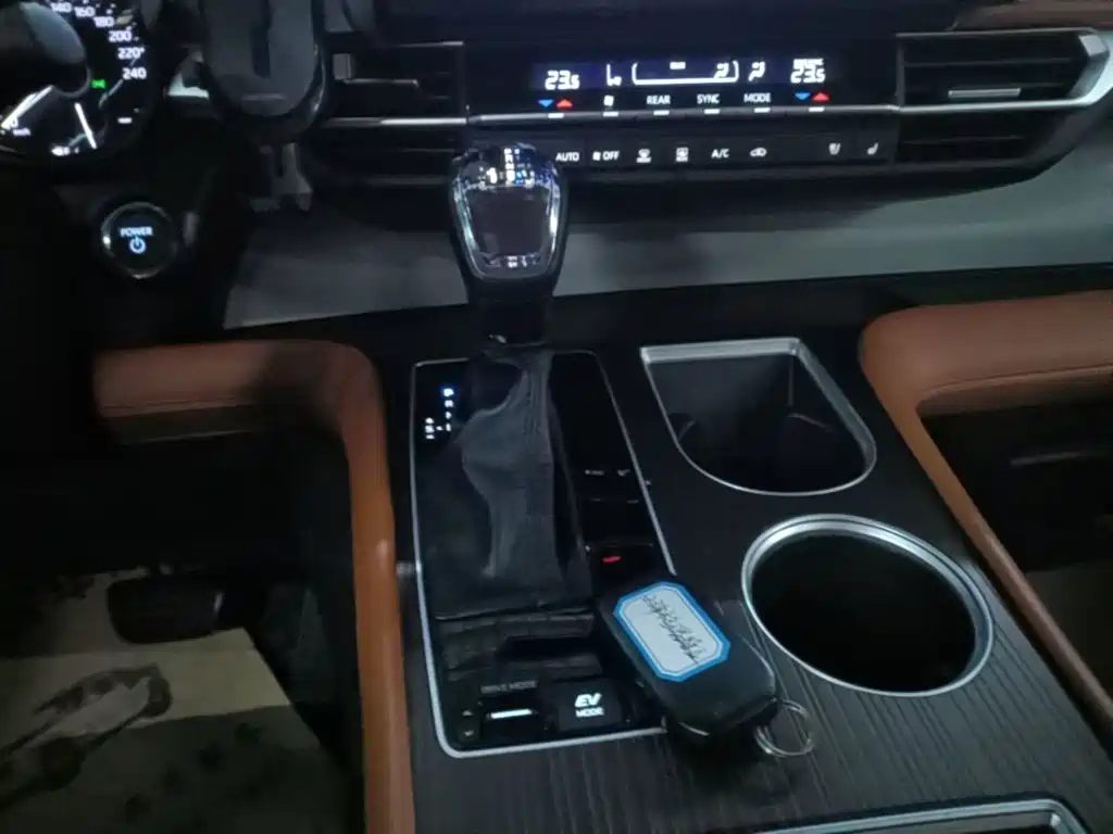 Toyota Granvia — миниатюра 14