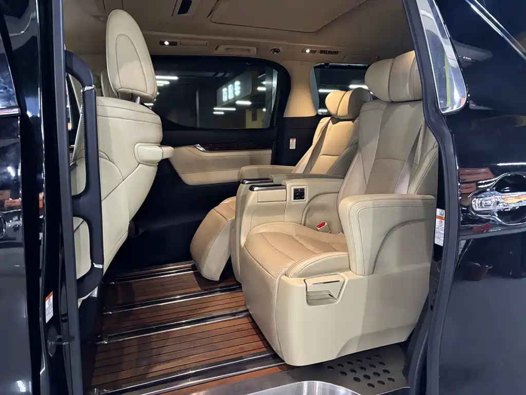 Toyota Alphard — миниатюра 5
