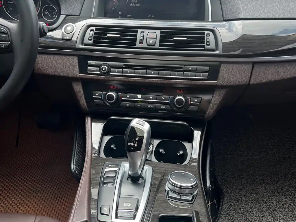 BMW 5 Series — миниатюра 12