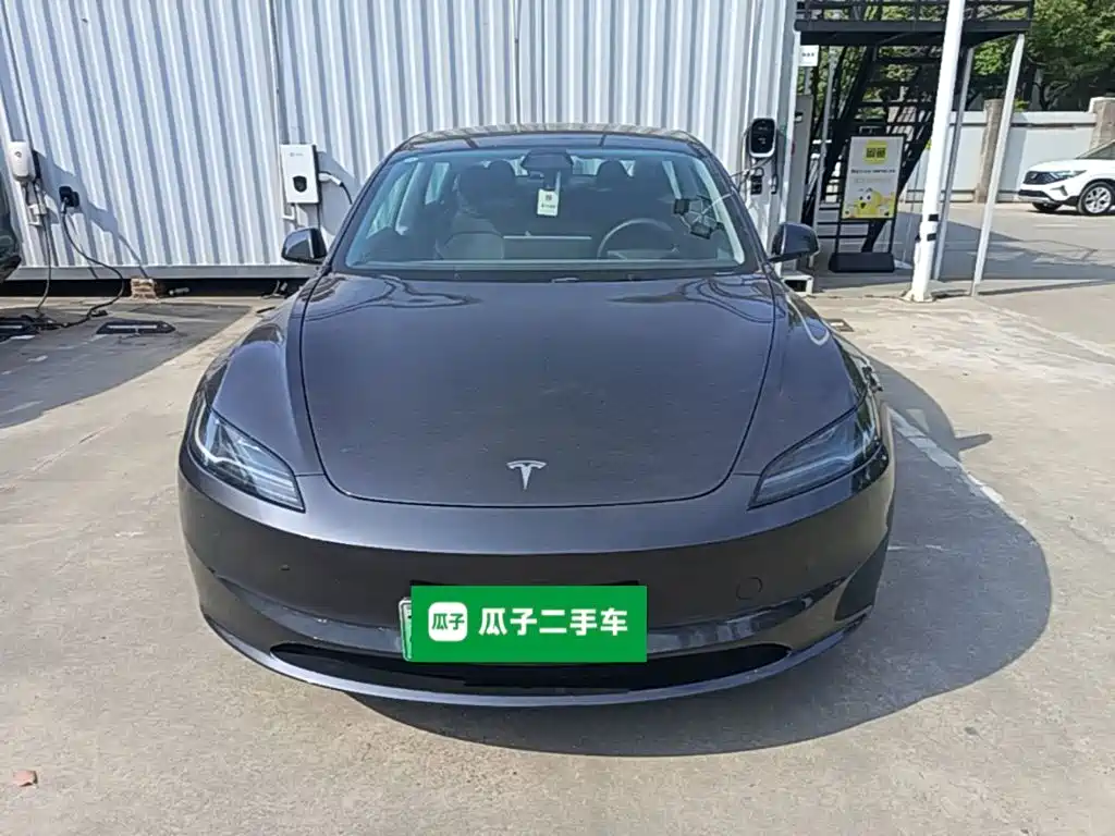 Tesla Model 3 — миниатюра 3