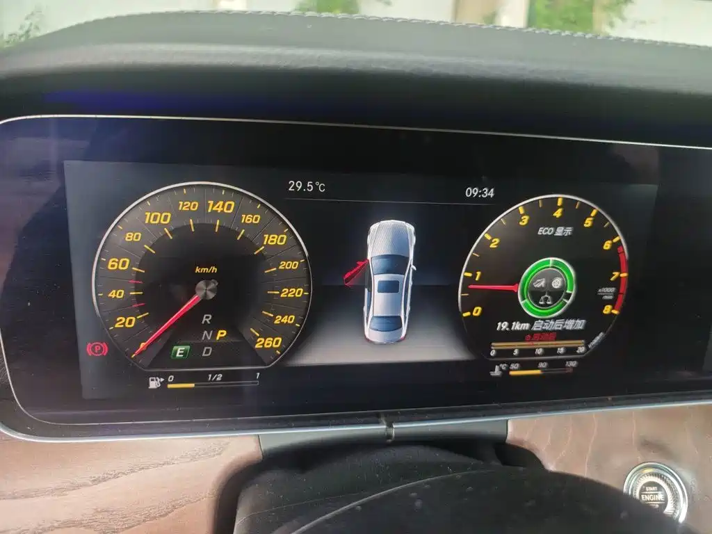 Mercedes-Benz E-Class — миниатюра 8