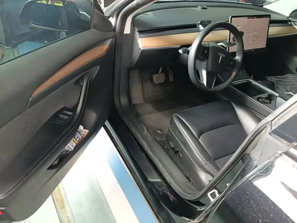 Tesla Model 3 — миниатюра 16