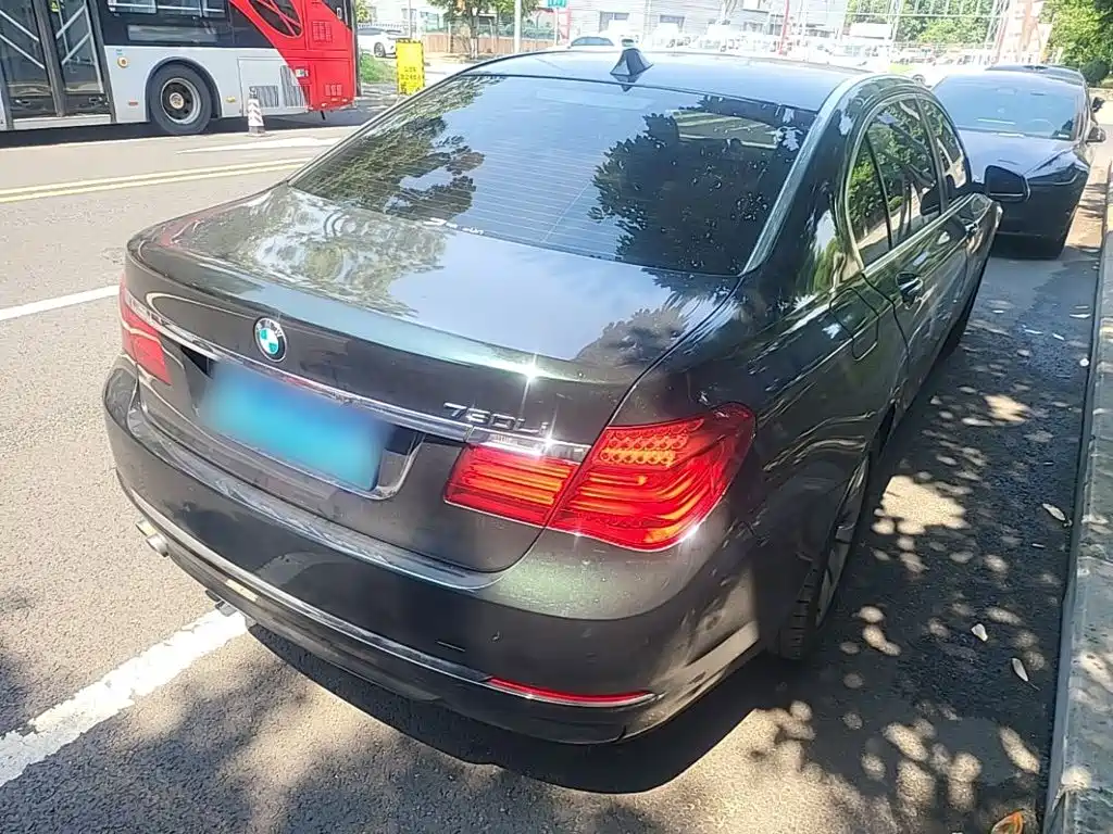 BMW 7 Series — миниатюра 7