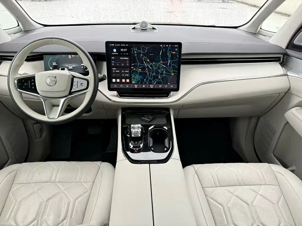 Volvo EM90 2025 Ultra мест