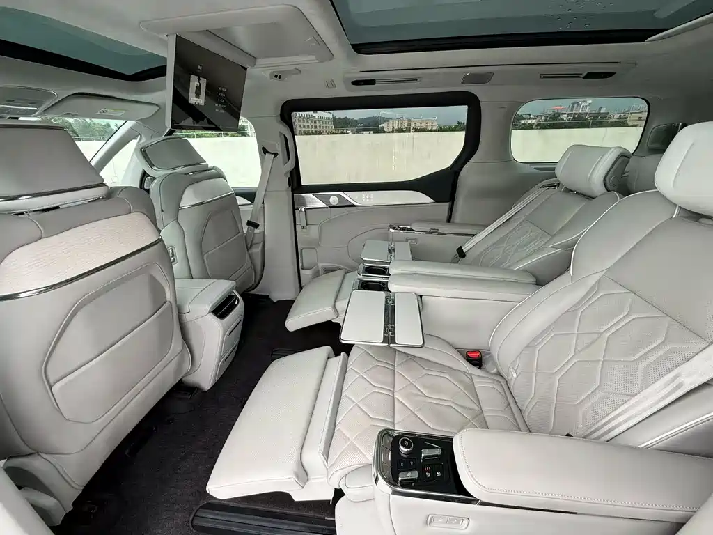 Volvo EM90 2025 Ultra мест