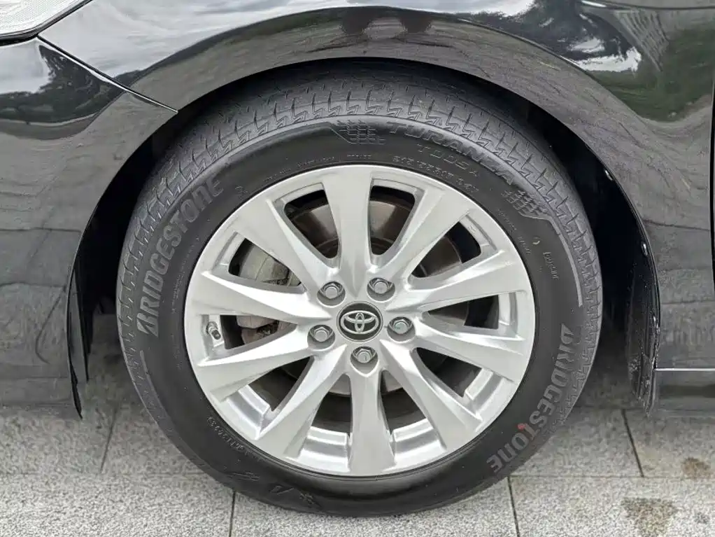 Toyota Camry — миниатюра 5