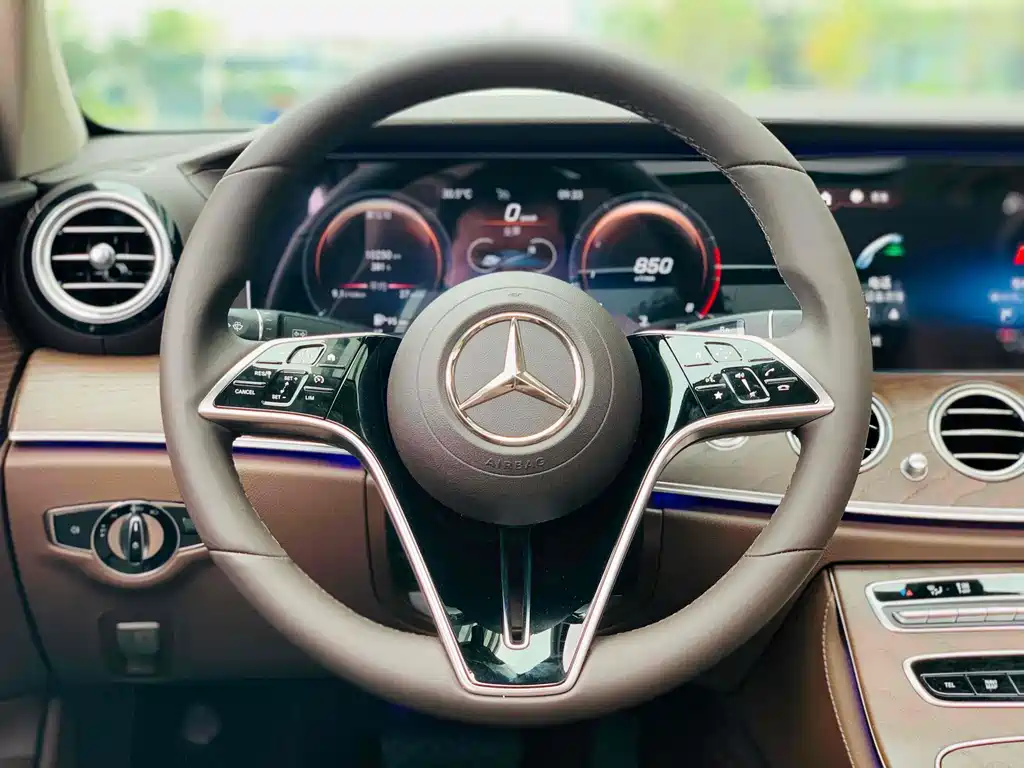 Mercedes-Benz E-Class — миниатюра 5