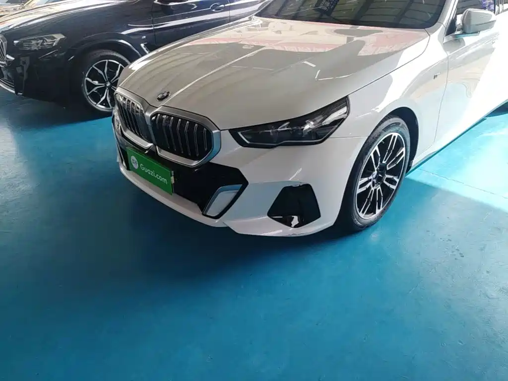 BMW 5 Series — миниатюра 24
