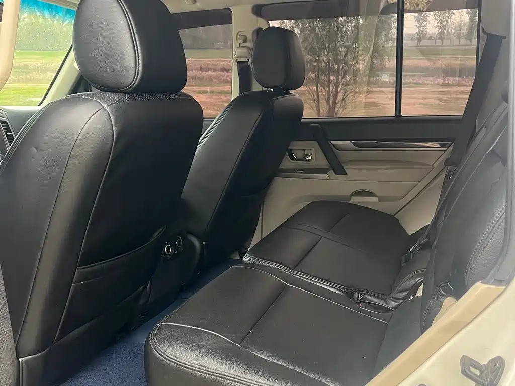 Mitsubishi Pajero (Import) — миниатюра 5