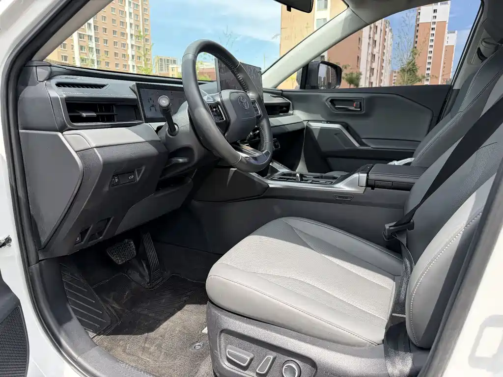 Toyota RAV4 2026 2.0L Luxury