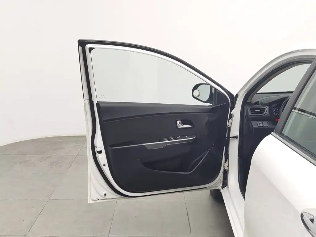 Kia K2 — миниатюра 8