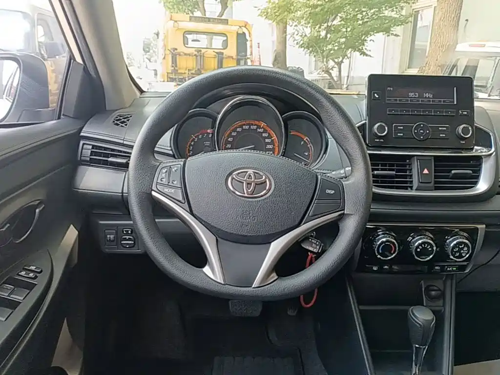 Toyota Yaris L — миниатюра 11