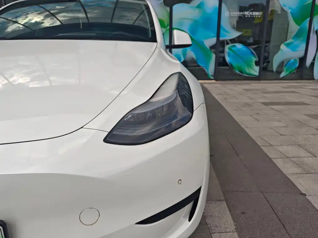 Tesla Model Y — миниатюра 8
