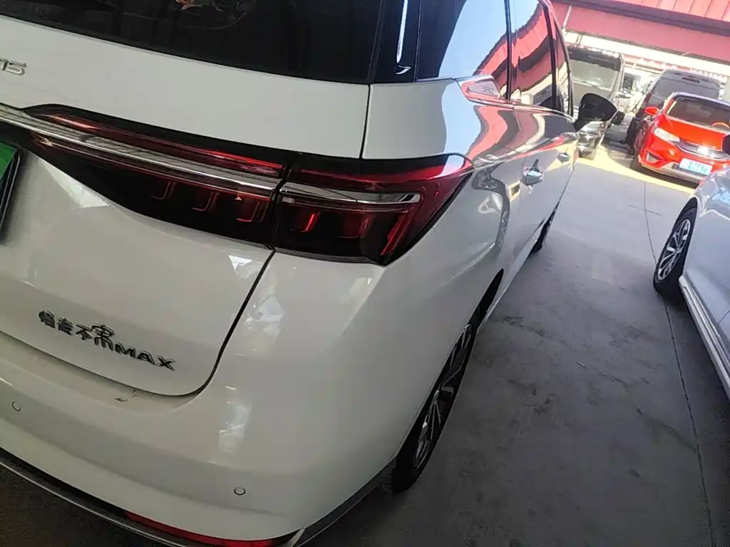BYD MAX — миниатюра 8