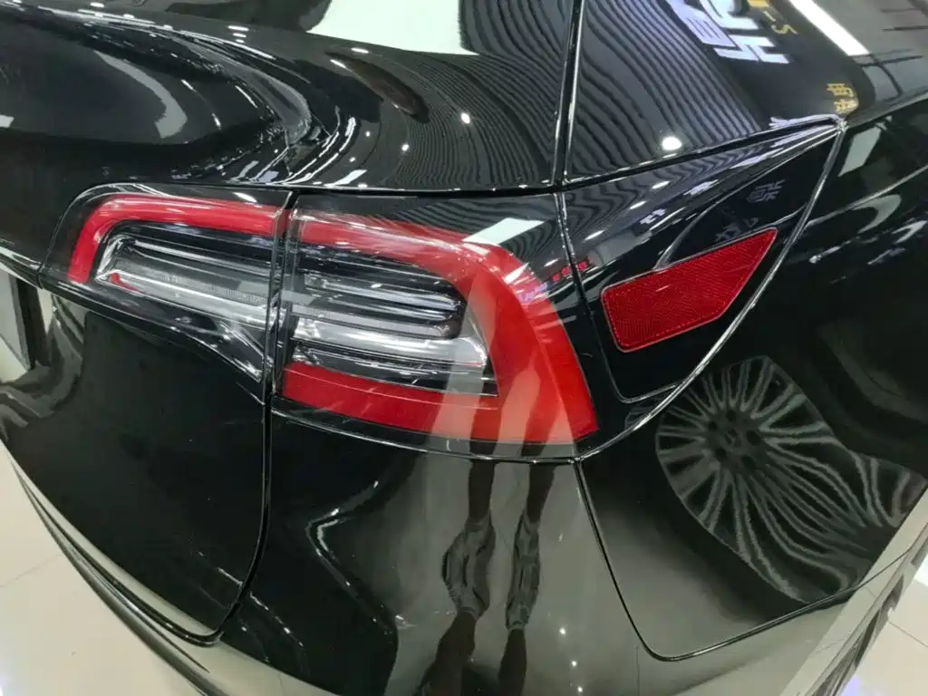 Tesla Model Y — миниатюра 8