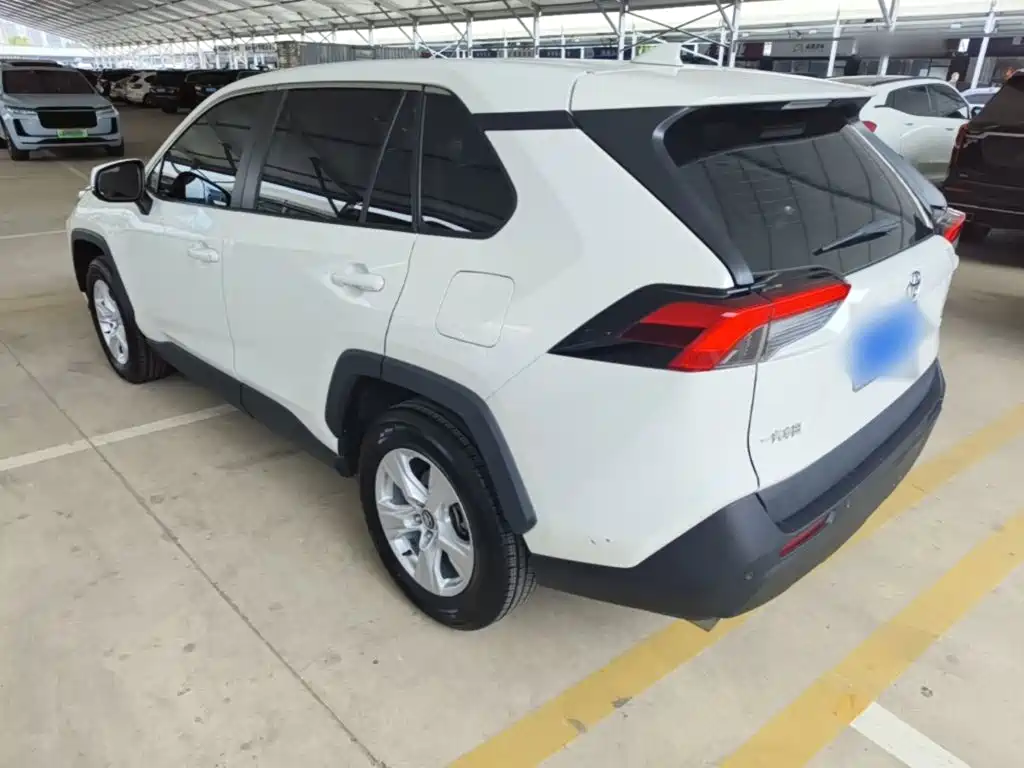 Toyota RAV4 — миниатюра 5