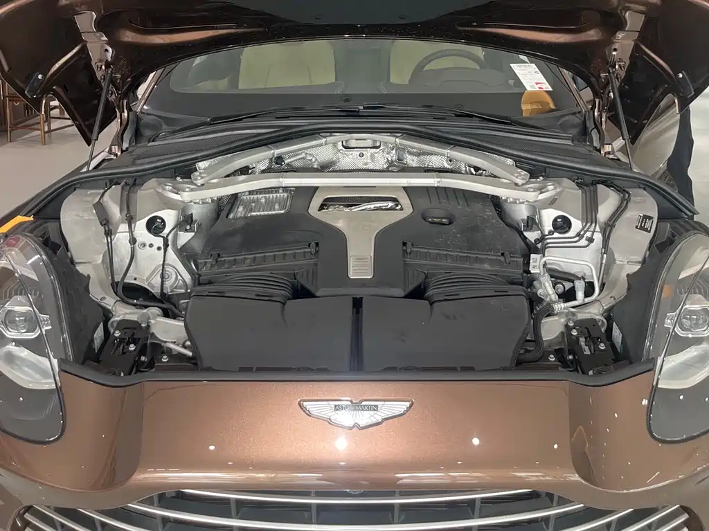 Aston Martin DBX 2024 4.0T V8