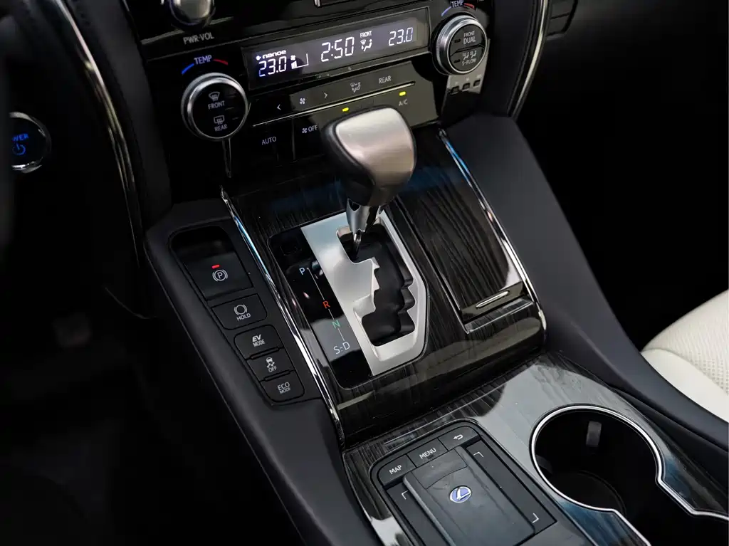 Lexus LM — миниатюра 11