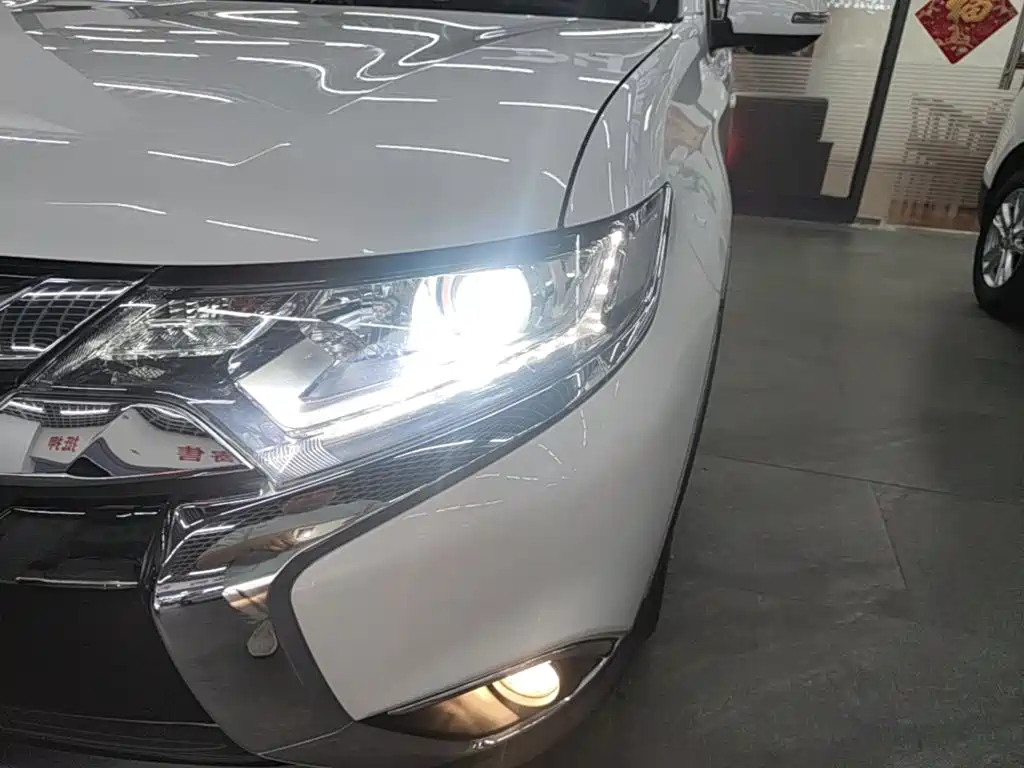 Mitsubishi Outlander — миниатюра 18