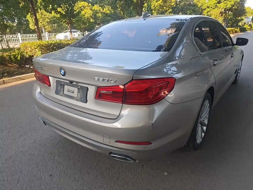 BMW 5 Series — миниатюра 7