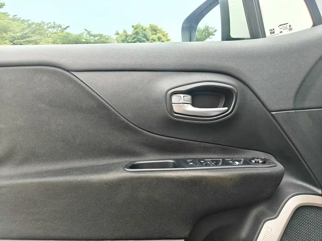 Jeep Renegade — миниатюра 12