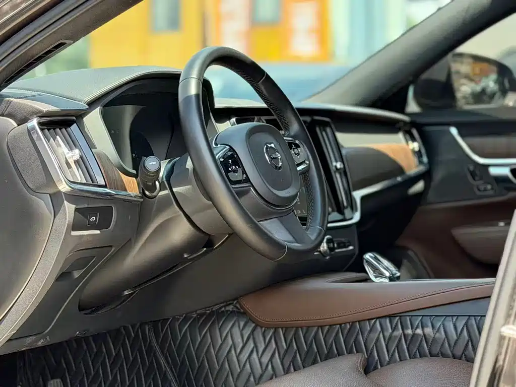 Volvo S90 2024 B5 Luxury
