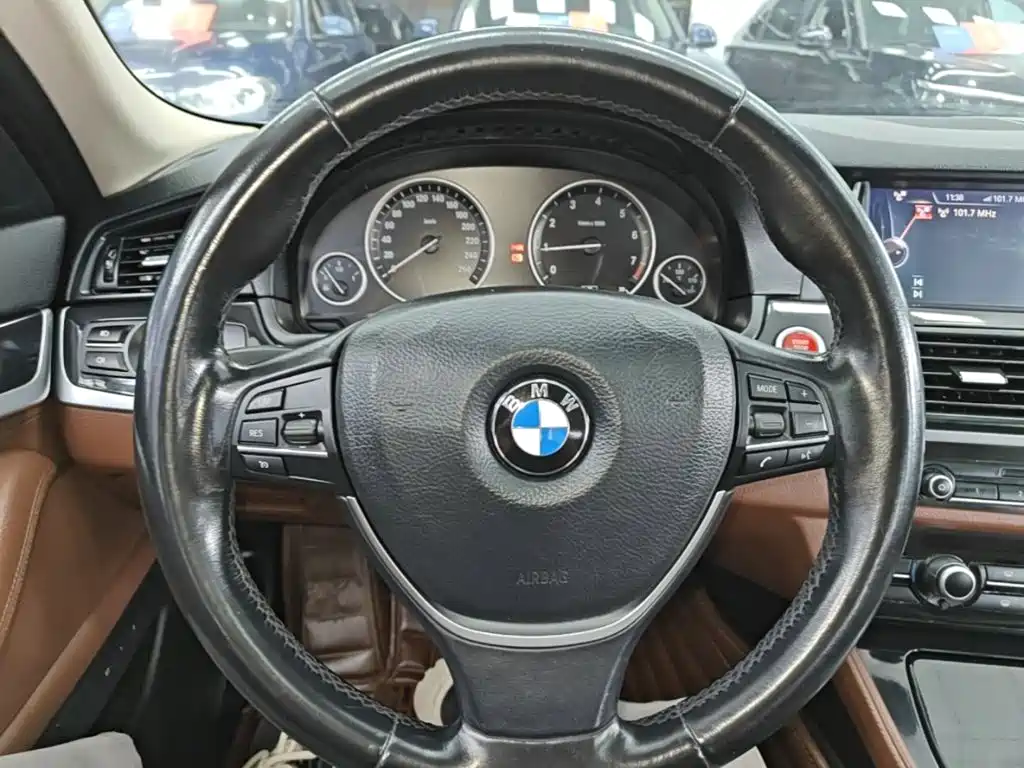 BMW 5 Series — миниатюра 11