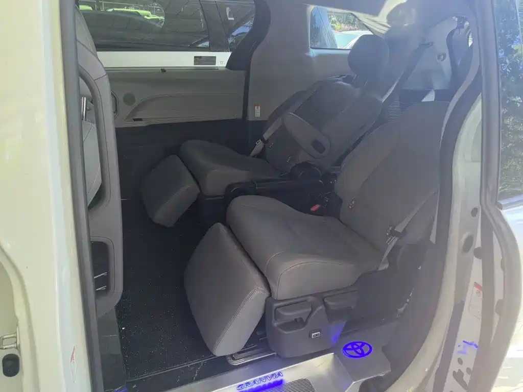 Toyota Granvia — миниатюра 17