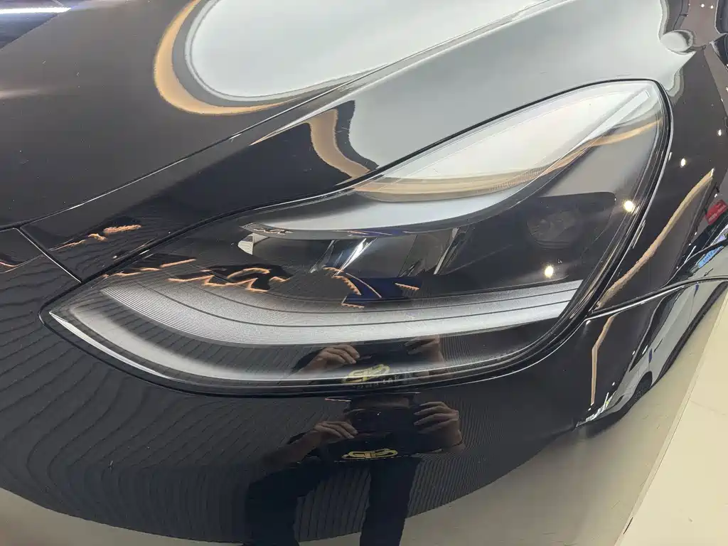 Tesla Model Y — миниатюра 6