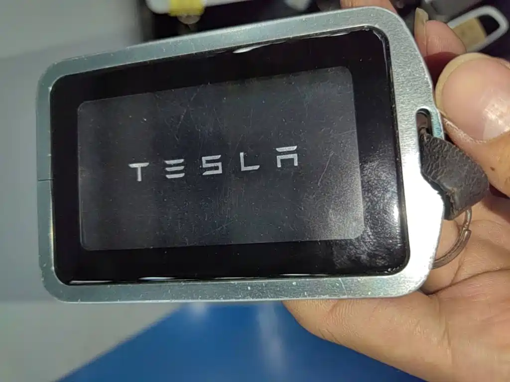 Tesla Model Y — миниатюра 9