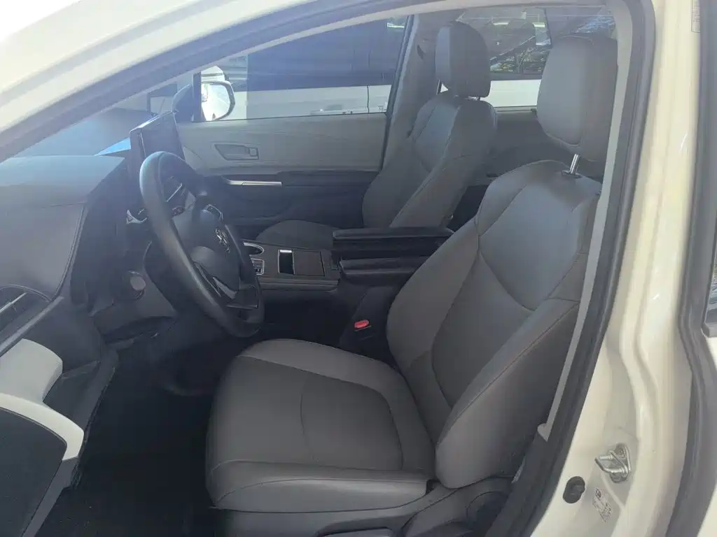 Toyota Granvia — миниатюра 10