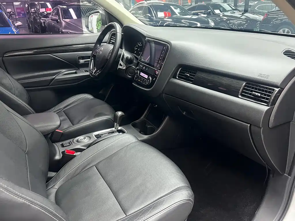 Mitsubishi Outlander — миниатюра 24