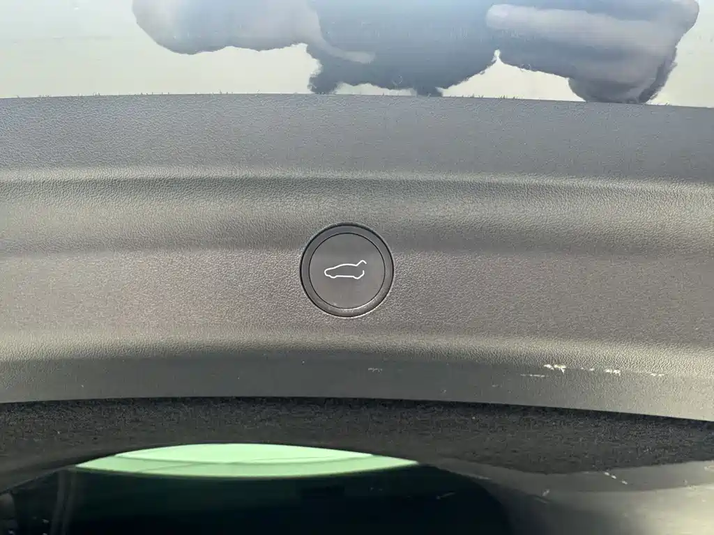 Tesla Model Y — миниатюра 8